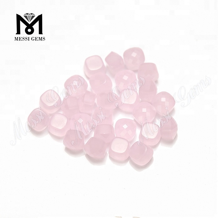 Synthetischer Glasedelstein in Pilzform aus rosa Glasstein